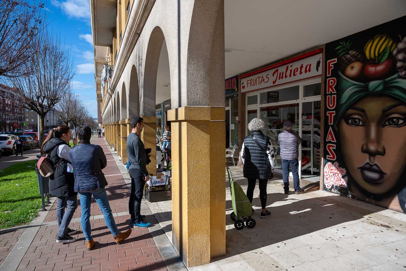 El comercio local está muy bien valorado entre los vecinos y negocios como Frutas Julieta tienen colas a diario por sus buenos productos.