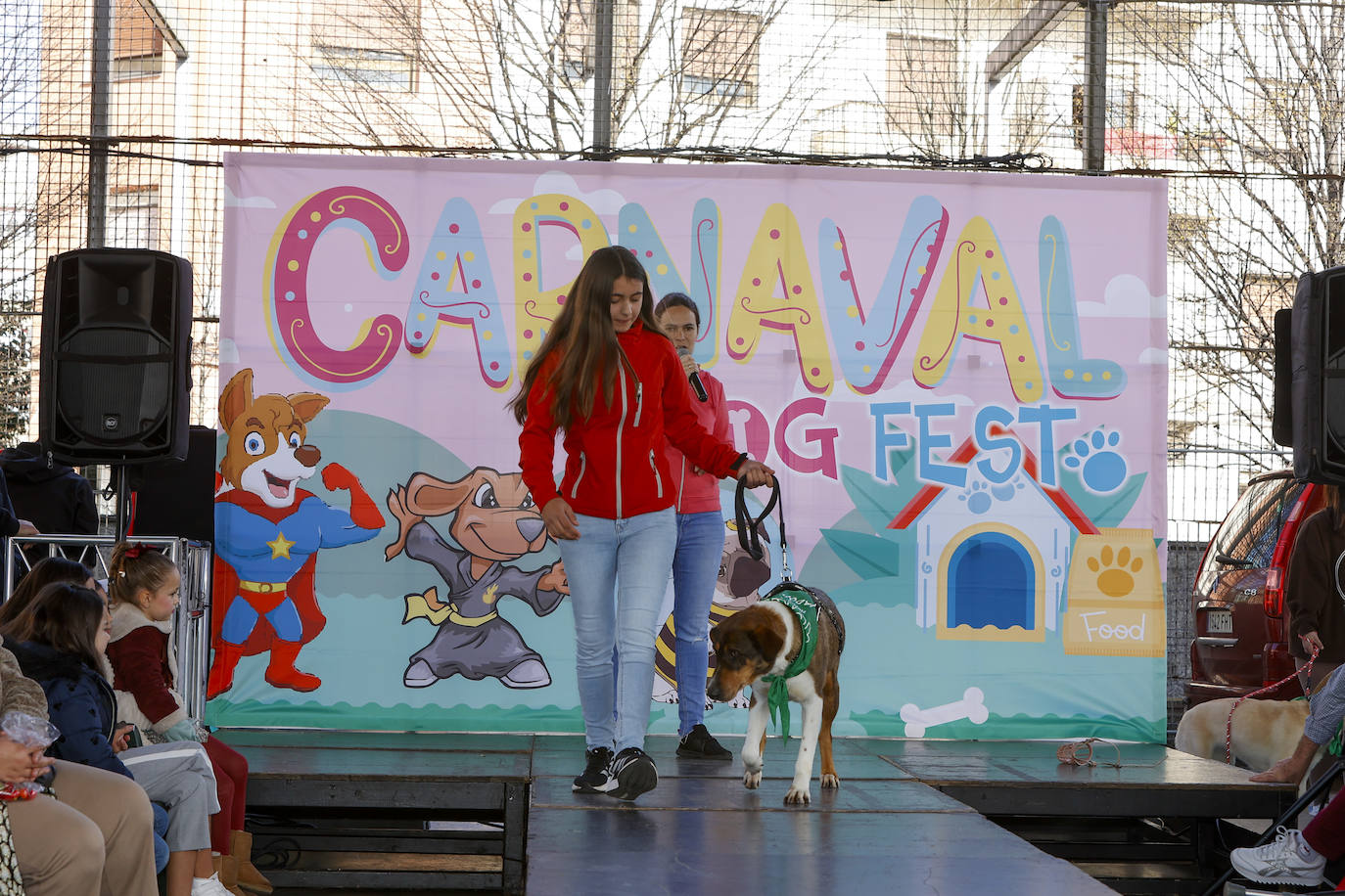 Los perros se unen al Carnaval y desfilan en Torrelavega