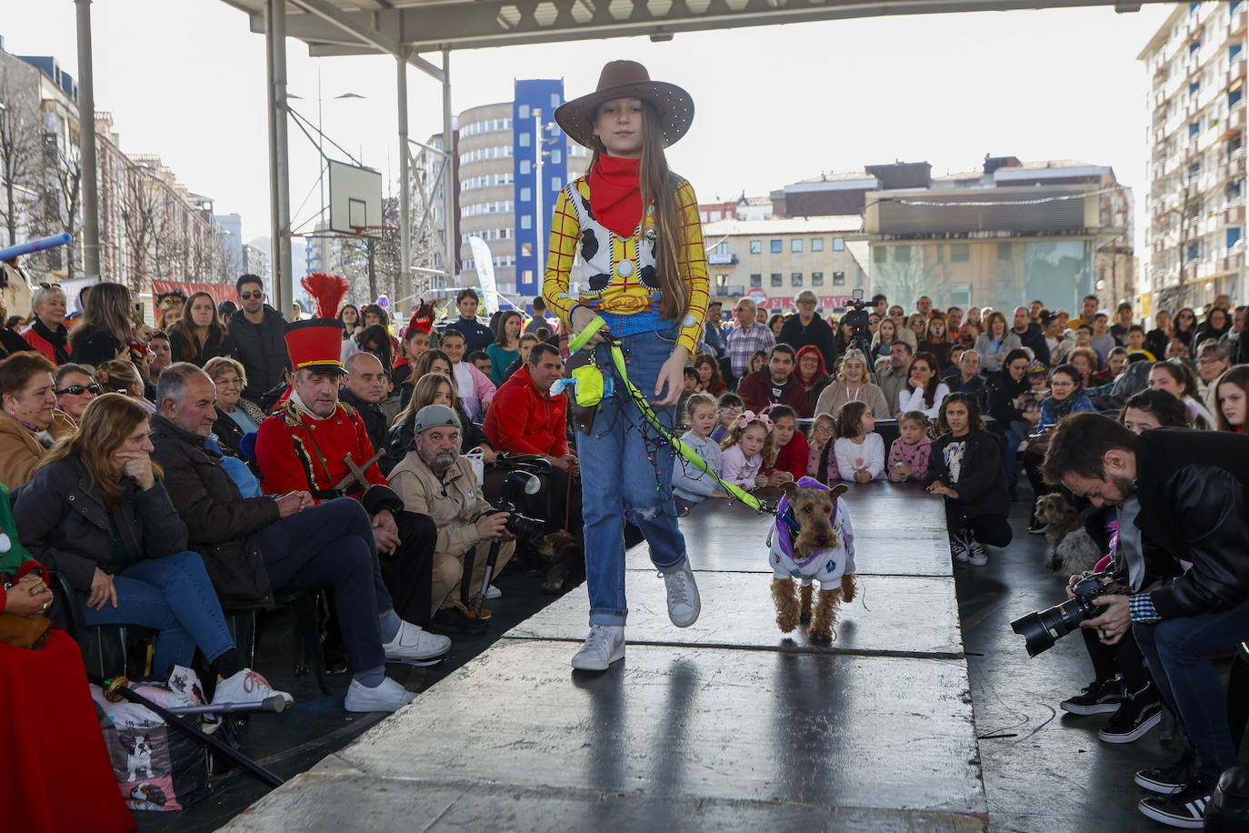 Los perros se unen al Carnaval y desfilan en Torrelavega