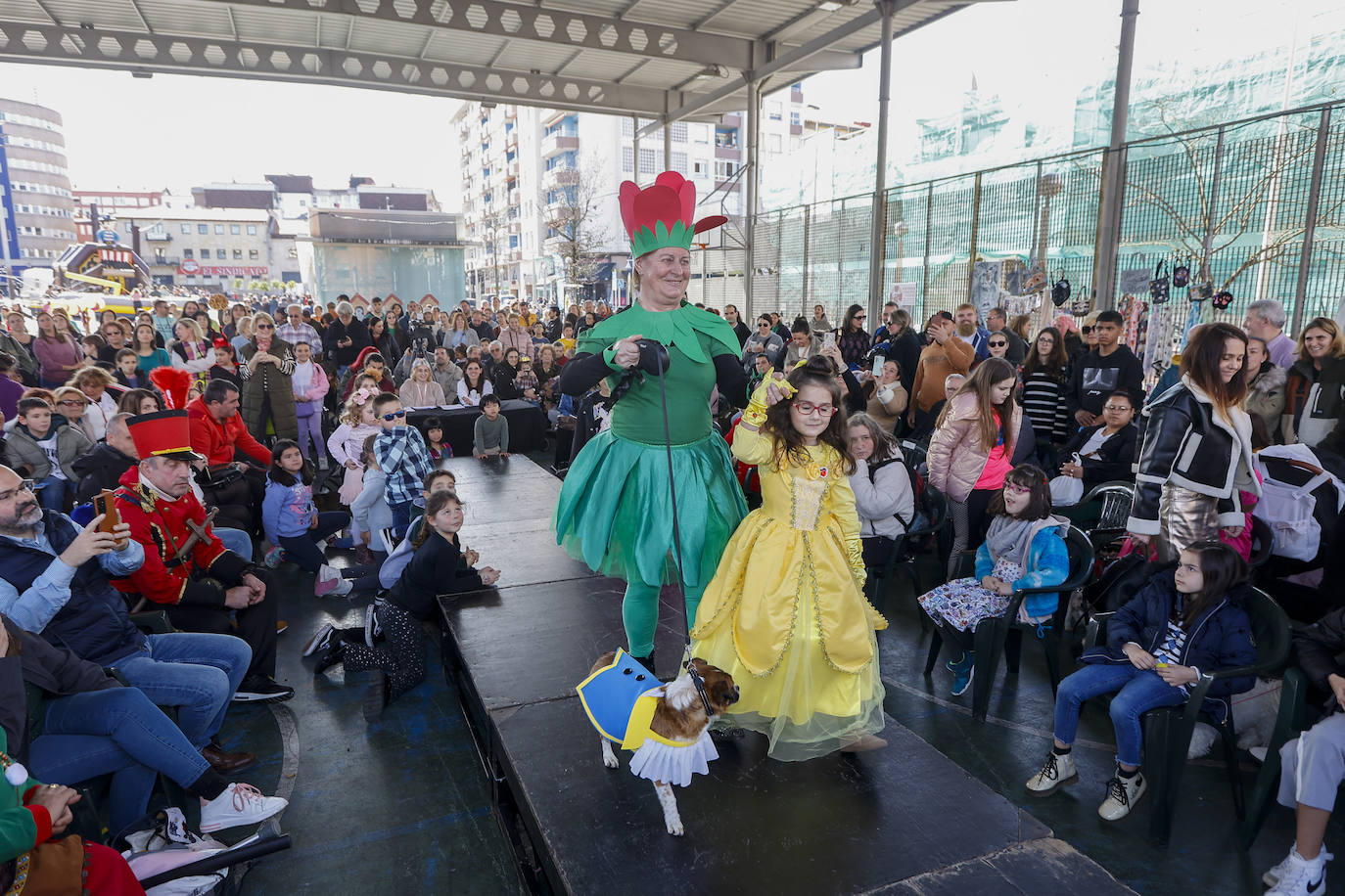 Los perros se unen al Carnaval y desfilan en Torrelavega