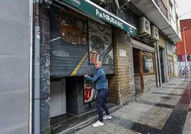 Enrique Gómez levanta la persiana de su pub, el Parada Bus, en Torrelavega, que podría ampliar el horario de apertura con el decreto.