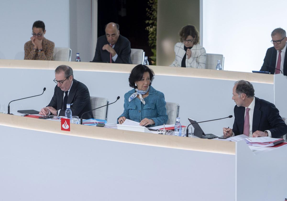 Ana Botín habla con el secretario del Consejo, Jaime Pérez, en la Junta de 2023 celebrada en Boadilla.