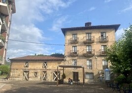 La Casa del Rivero y la lonja fluvial de Limpias, que se encuentra apuntalada.