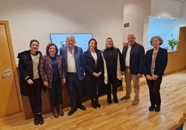 Equipo de gobierno de San Vicente junto a los responsables de la Institución Libre de Enseñanza en la reunión mantenida en Madrid.