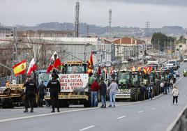Tractores a la espera de entrar en Santander el pasado viernes.
