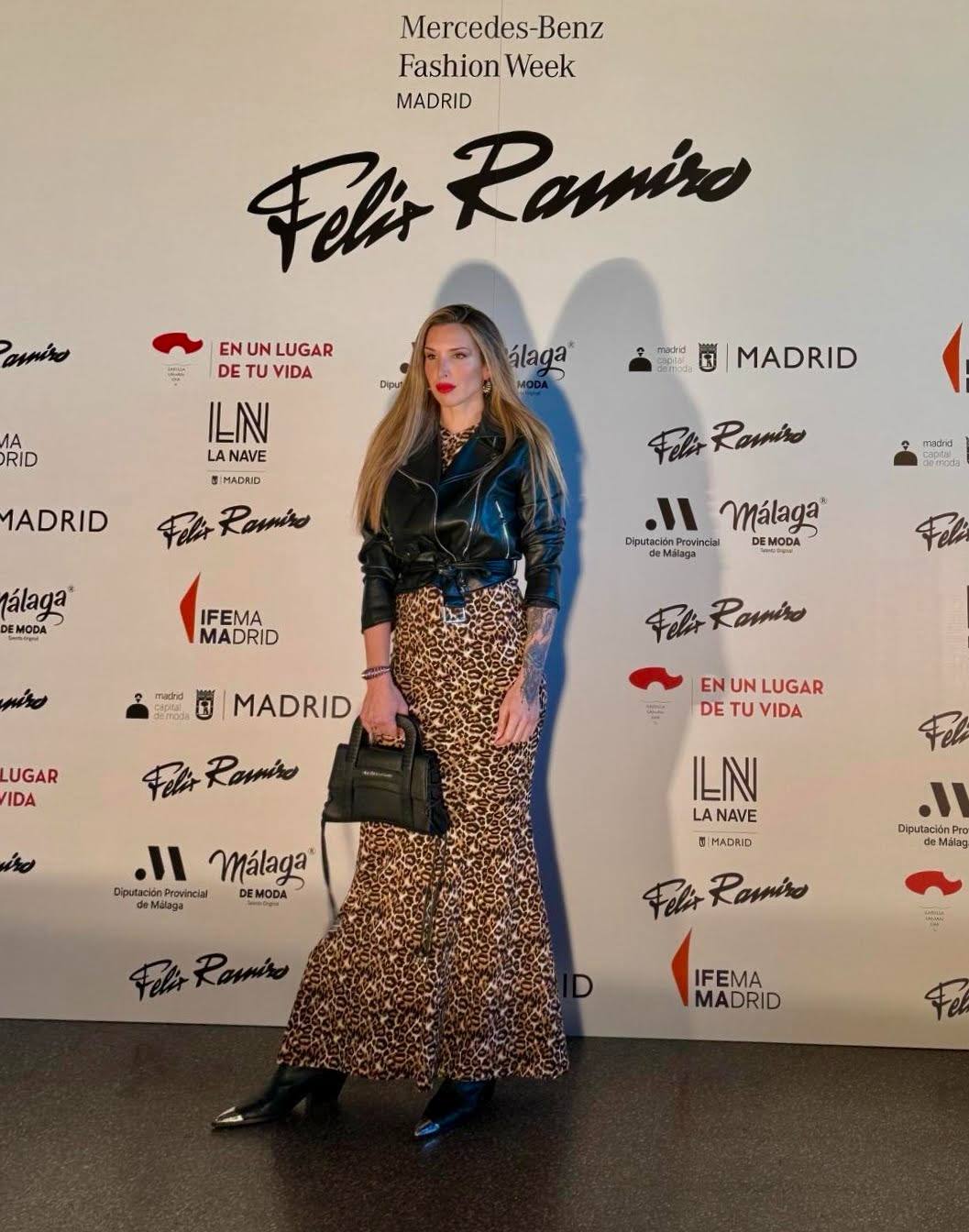 La modelo santanderina afincada en Madrid Lucila Fernández, con un vestido de estampado animal print de la colección Otoño-Invierno 2023/2024 de Pilar Ibáñez para 'PI Collection', presentada en la última edición de Moda Norte.