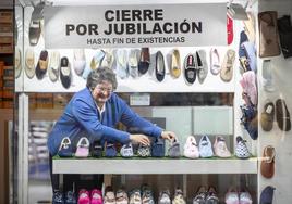 Salva Prellezo, en el escaparate de su zapatería Calzados Ocharan, en la calle Juan de Herrera de Santander.