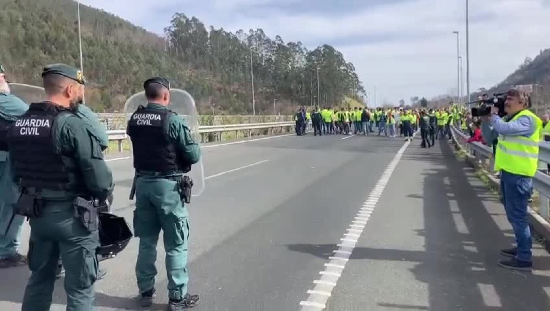 Antidisturbios interviniendo en Unquera