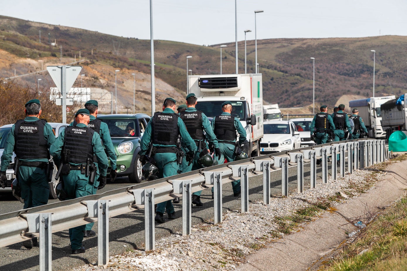 La Guardia Civil ha amenazado con sancionar a los manifestantes si no abandonan la zona