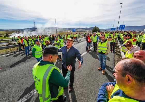 El campo lleva sus protestas a las autovías cántabras