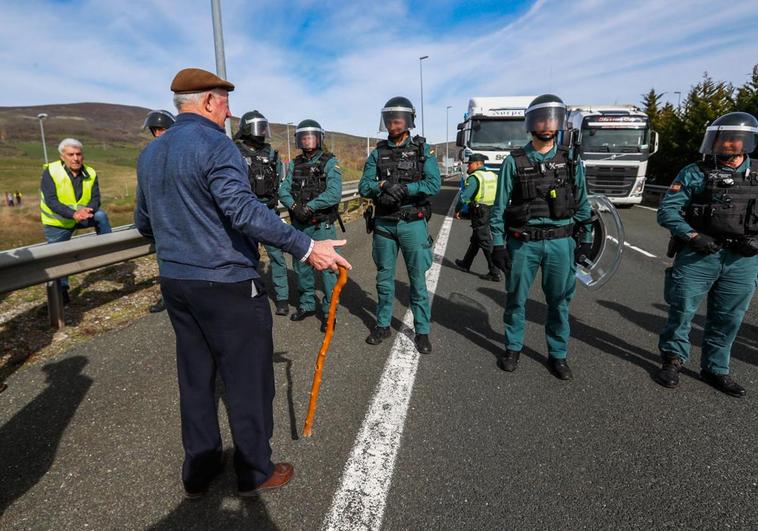 Un manifestante conversa con los agentes