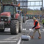 Pequeños incidentes entre los manifestantes y la Guardia Civil que impedía el corte de la A-8