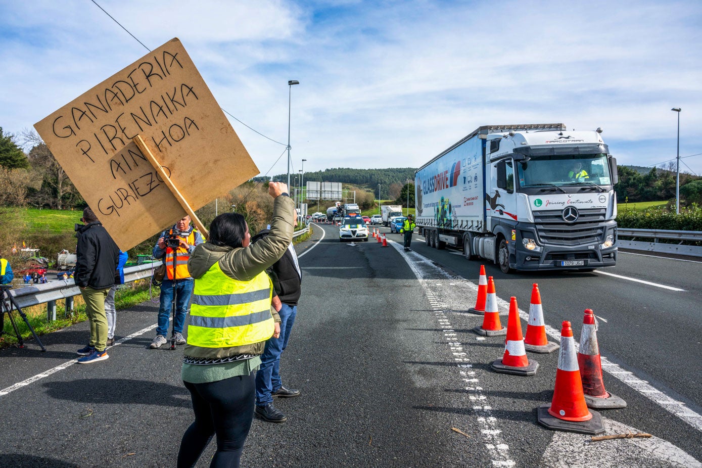 Los manifestantes se han hecho oir ante los vehículos que circulaban por la autovía