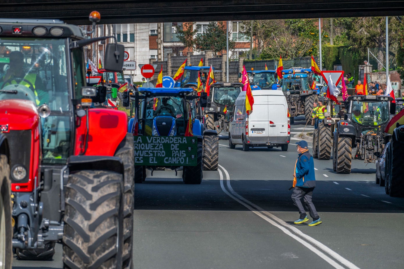 Un tractor a su paso por el centro de Colindres, proveniente de la carretera Nacional