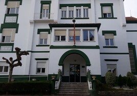 Portada principal de la Residencia en Castro Urdiales.