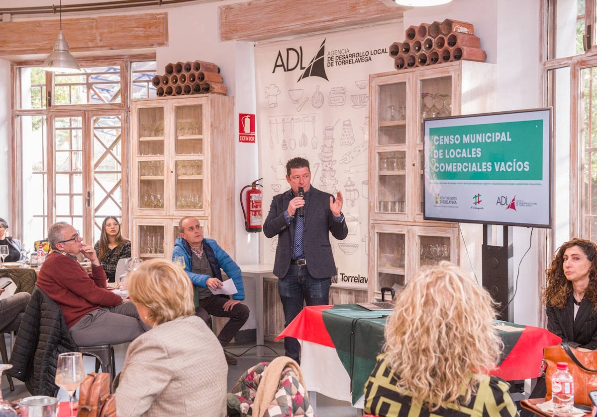 El concejal Jesús Sánchez toma la palabra durante su presentación en la Agencia de Desarrollo Local, este miércoles, en Barreda.