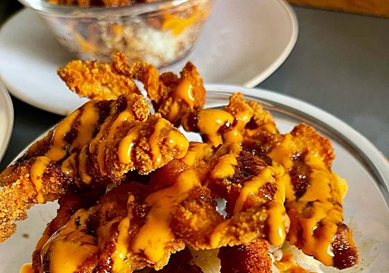 Pollo crujiente con arroz.