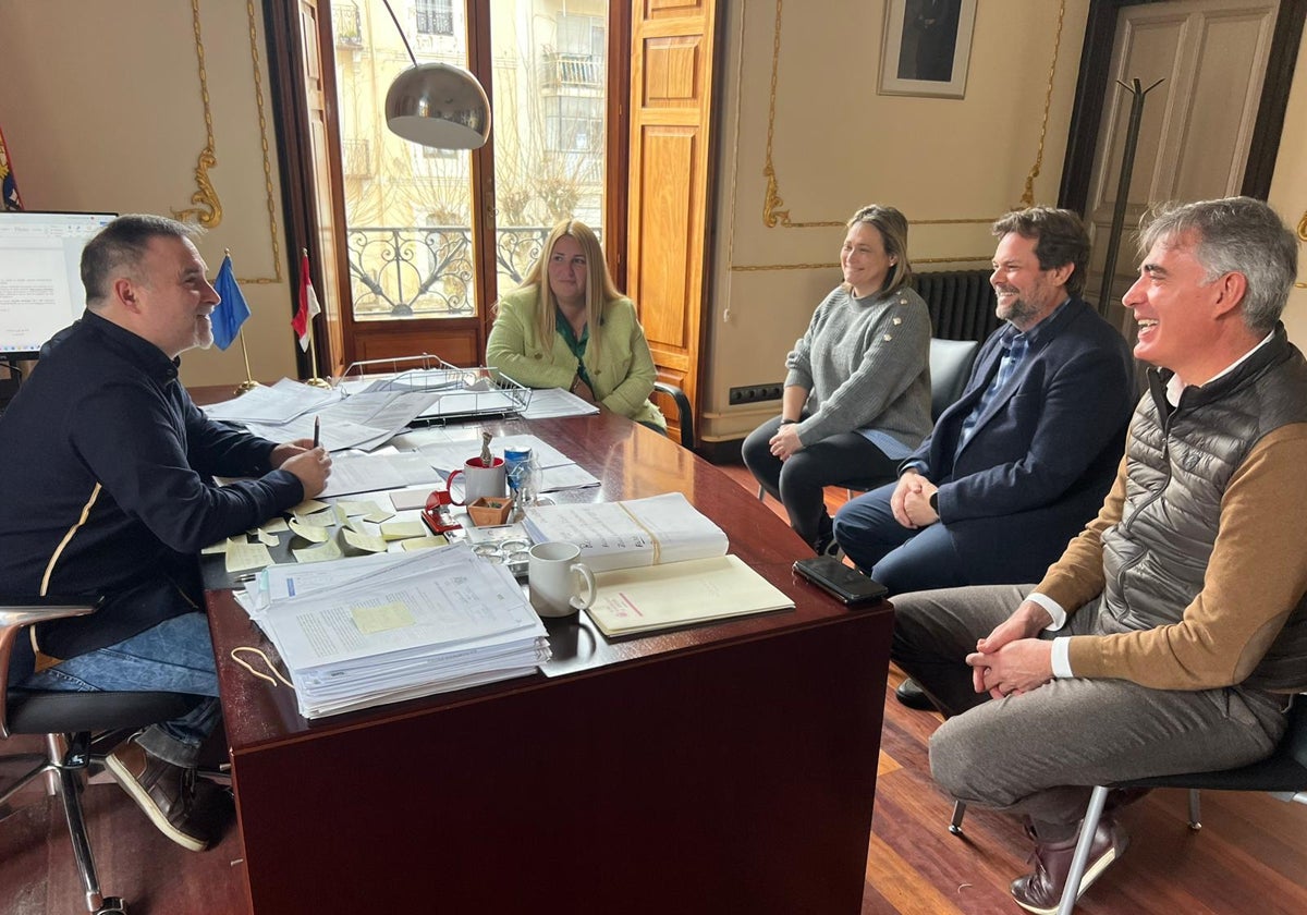 Reunión entre las autoridades municipales y responsables de Alsa.