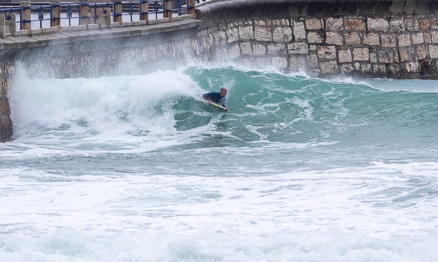 En el mar, los amantes del surf y otras disciplinas deportivas han disfrutado de las olas generadas por el temporal.