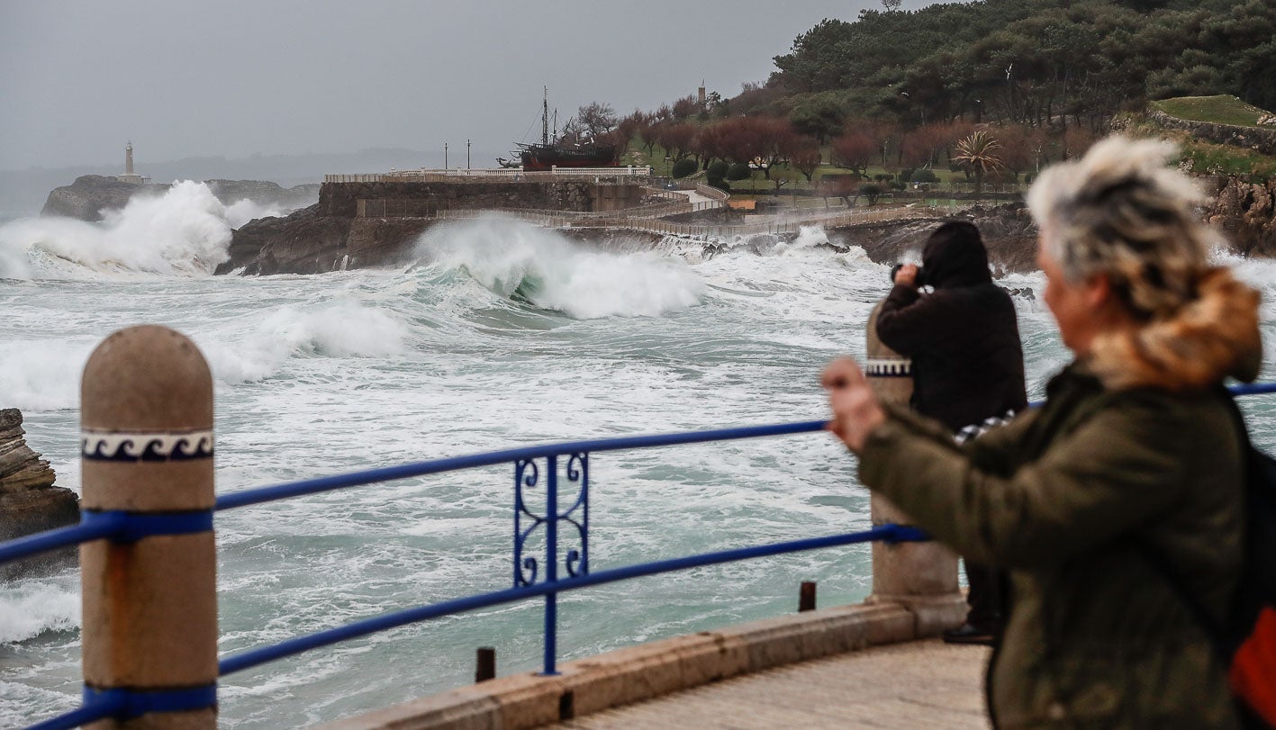 El 112 ha decretado la alerta naranja por fenómenos costeros, y en esta imagen se puede ver por qué: la borrasca Louis bate la costa cántabra con mucha fuerza.