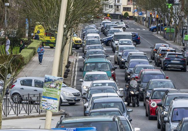 La cola de la calle Jerónimo Sainz de la Maza llega hasta Cuatro Caminos.