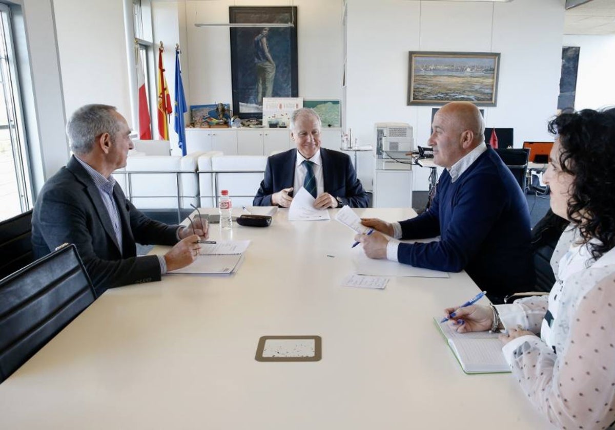 Encuentro entre representantes de Industria y del Ayuntamiento de Cartes.