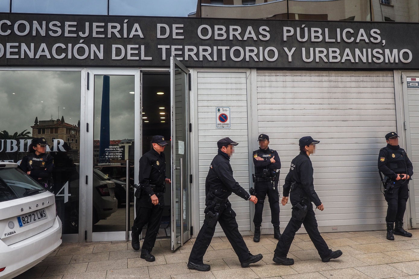 Agentes de la Policía Nacional durante el registro en la Consejería de Obras Públicas el 22 de febrero de 2023.