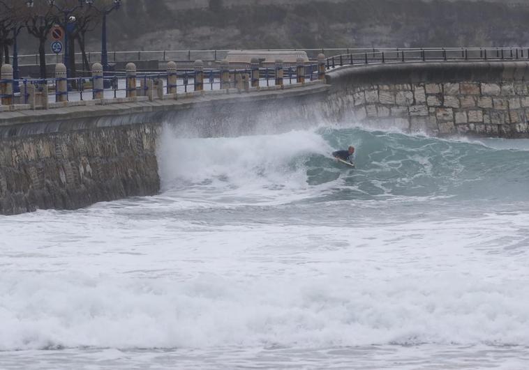 La borrasca Louis llega a Cantabria con rachas de viento de hasta 143 kilómetros por hora