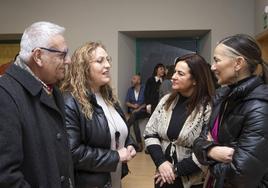 Carlos Salmón, presidente de Accas, Carmen Martín, coordinadora de Accas, Begoña Gómez del Río, consejera de Inclusión Social y Zulema Gancedo, concejala de Salud en el Ayuntamiento de Santander, este viernes, durante la jornada por el 31 aniversario de la asociación.