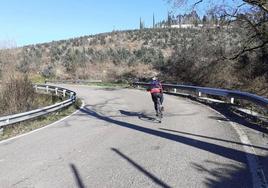 Un ciclista pasa por el lugar en el que se produjo el atropello mortal