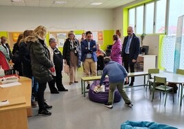 El consejero de Educación, Sergio Silva, visitó junto al alcalde, Carlos Caramés, el colegio Dunas de Liencres tras las obras de mejora.