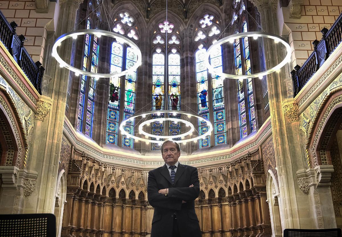 Dámaso López, vicerrector de Relaciones Internacionales de la Complutense entre 2019 y 2023, posa en la iglesia del Seminario Mayor.