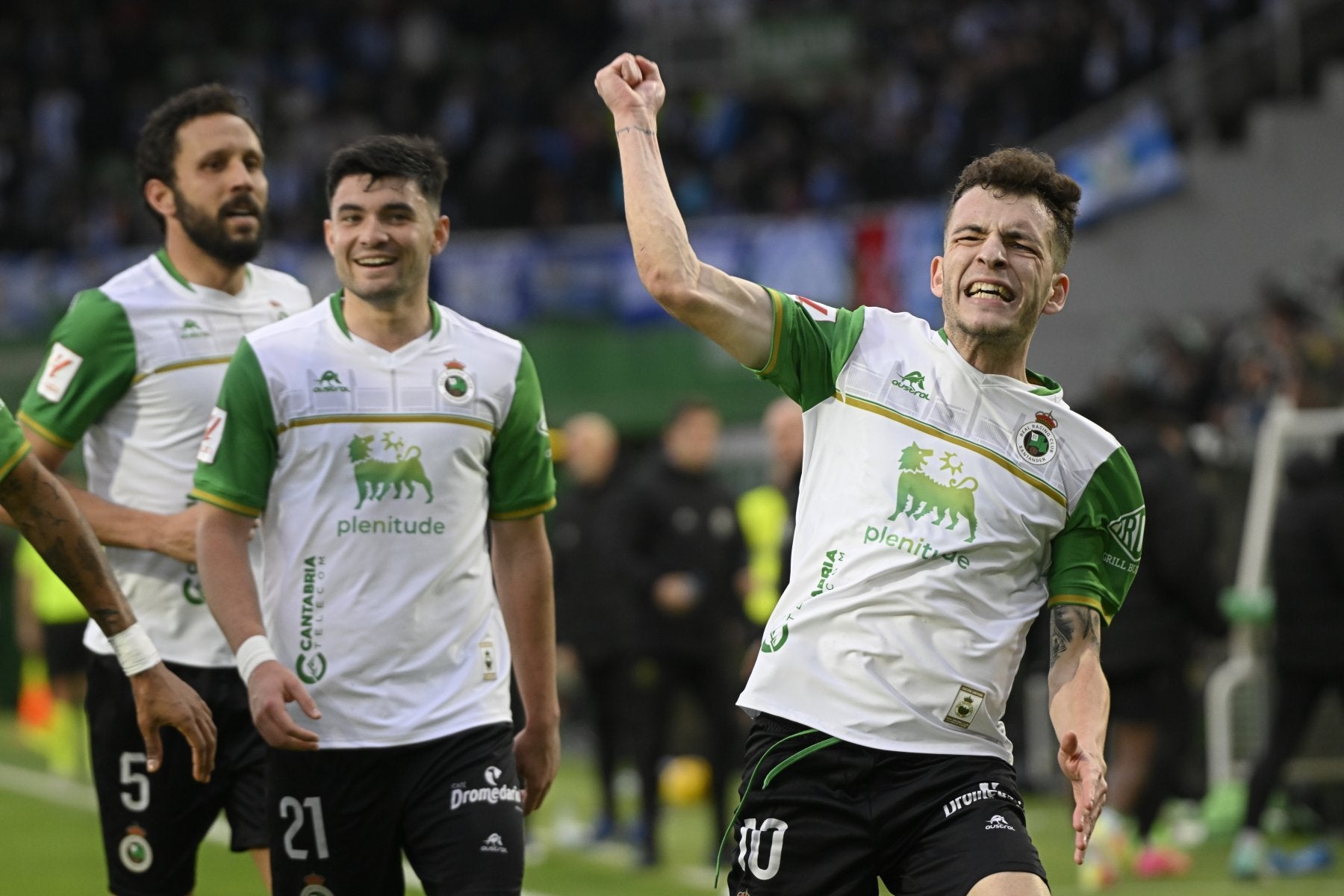 Íñigo Vicente festeja, junto a Aldasoro y Germán, su gol en el partido.