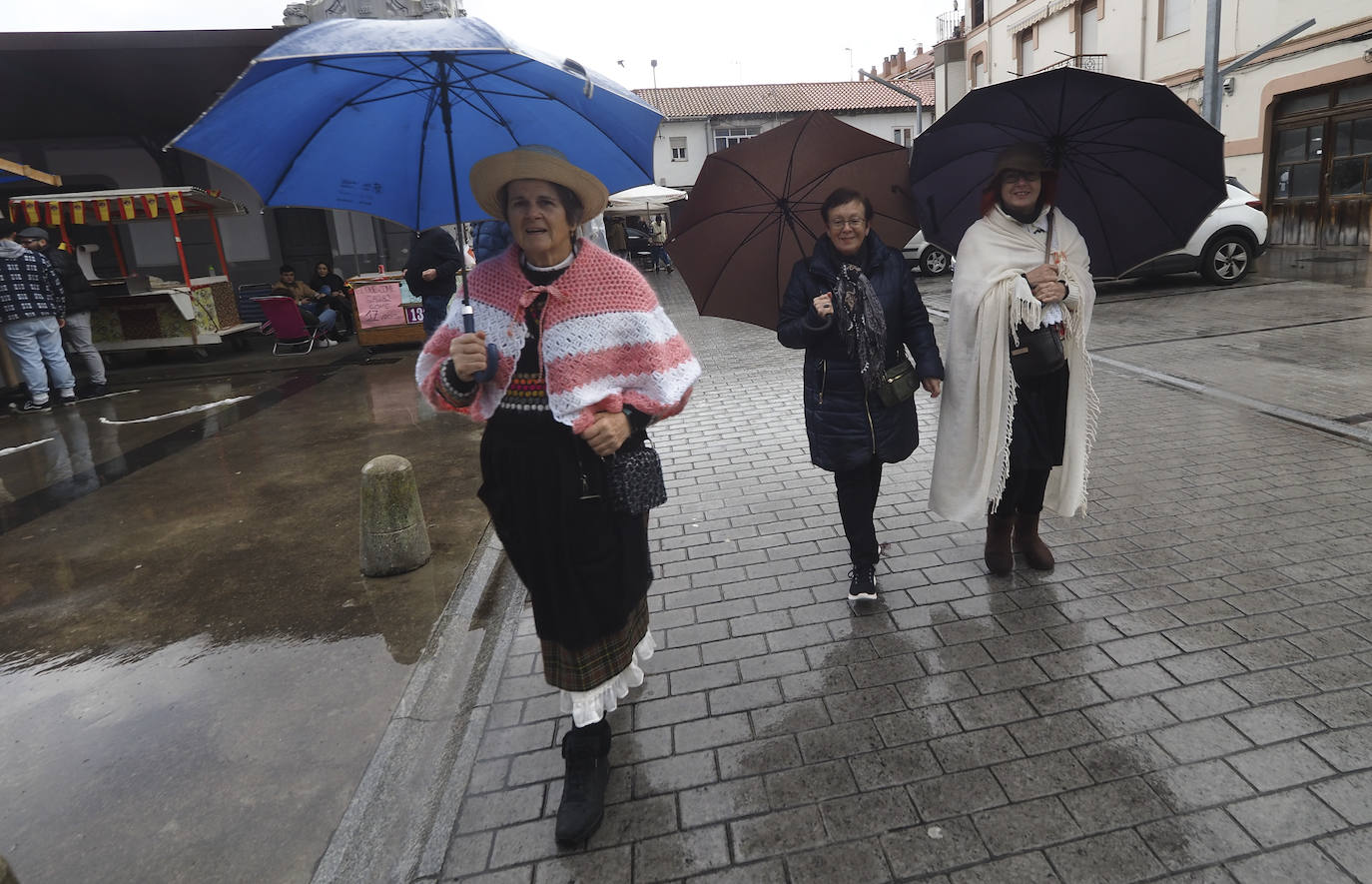 A pesar de lluvia, los santoñeses se han echado a la calle disfrazados de aldeanos.