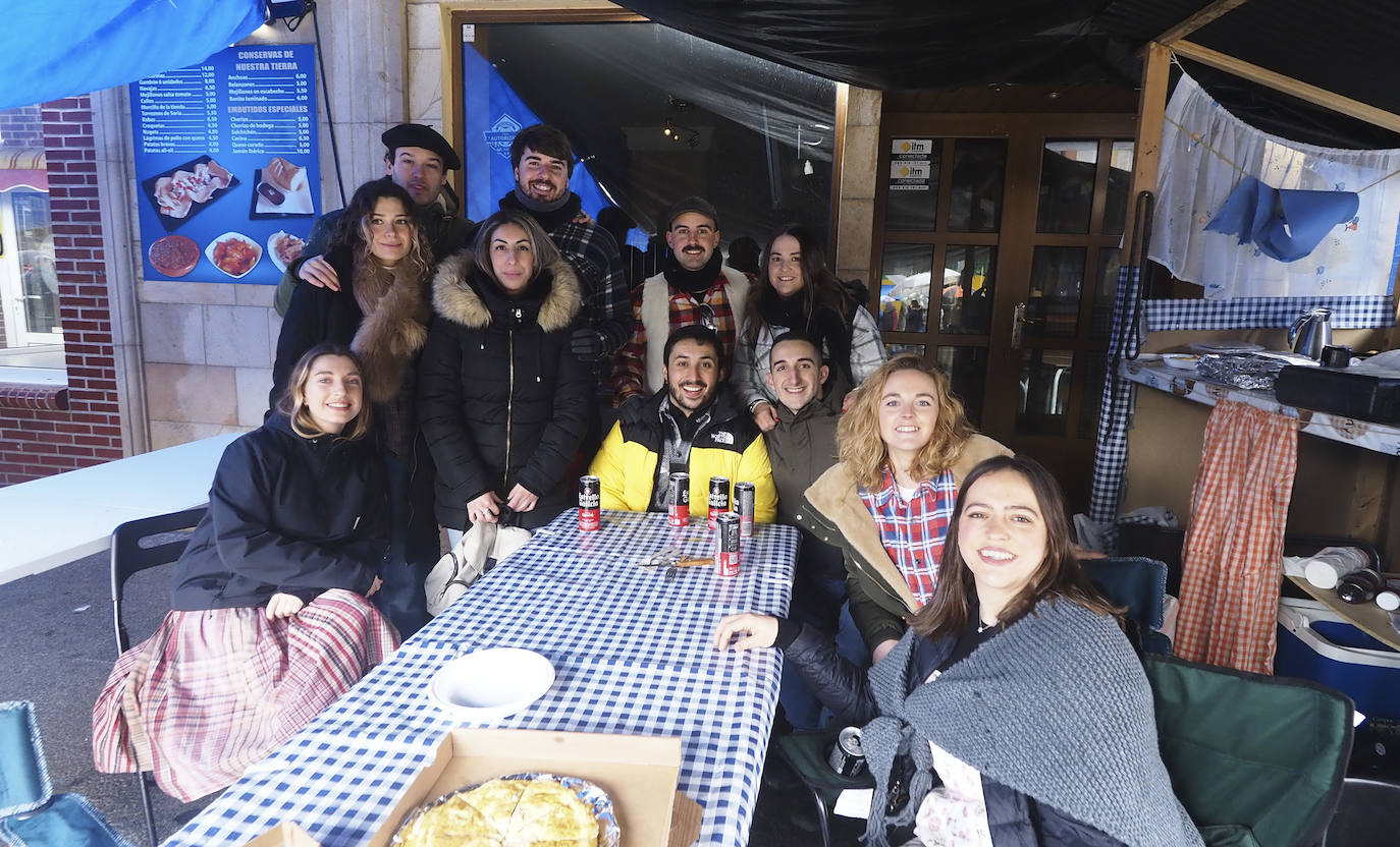 Los asistentes han plantado sus carros y meses para disfrutar de una jornada de gastronomía y hermandad. 