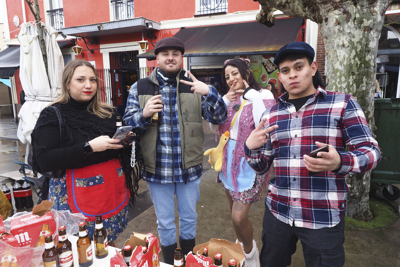 Los chicos se enfundan la camisa a cuadros y la bonina mientras que ellas llevan toquilla y delantal. 