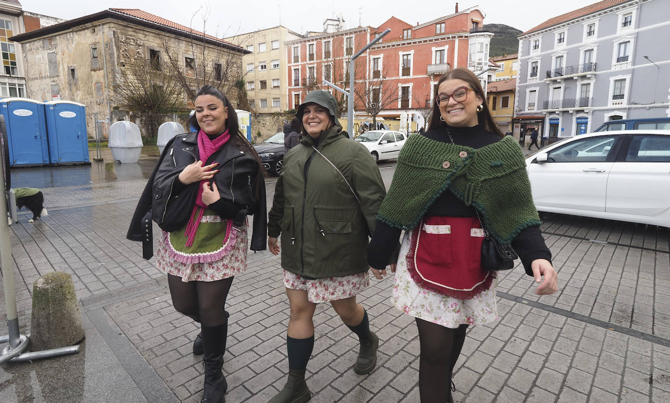 Los participantes se han colocado los abrigos sobre el disfraza para soportar el frío.