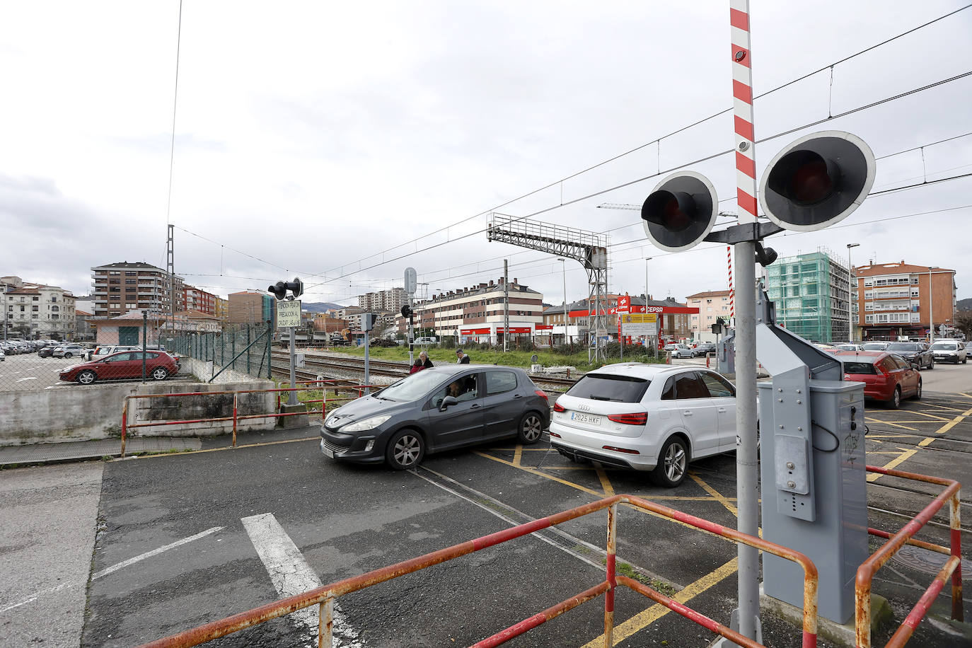 Paso a nivel de la calle Pablo Garnica, uno de los dos que serán eliminados con el soterramiento de las vías.