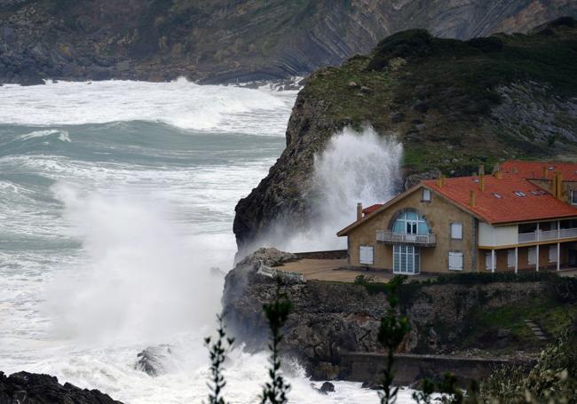 Imagen del temporal de mar, ayer en Comillas.