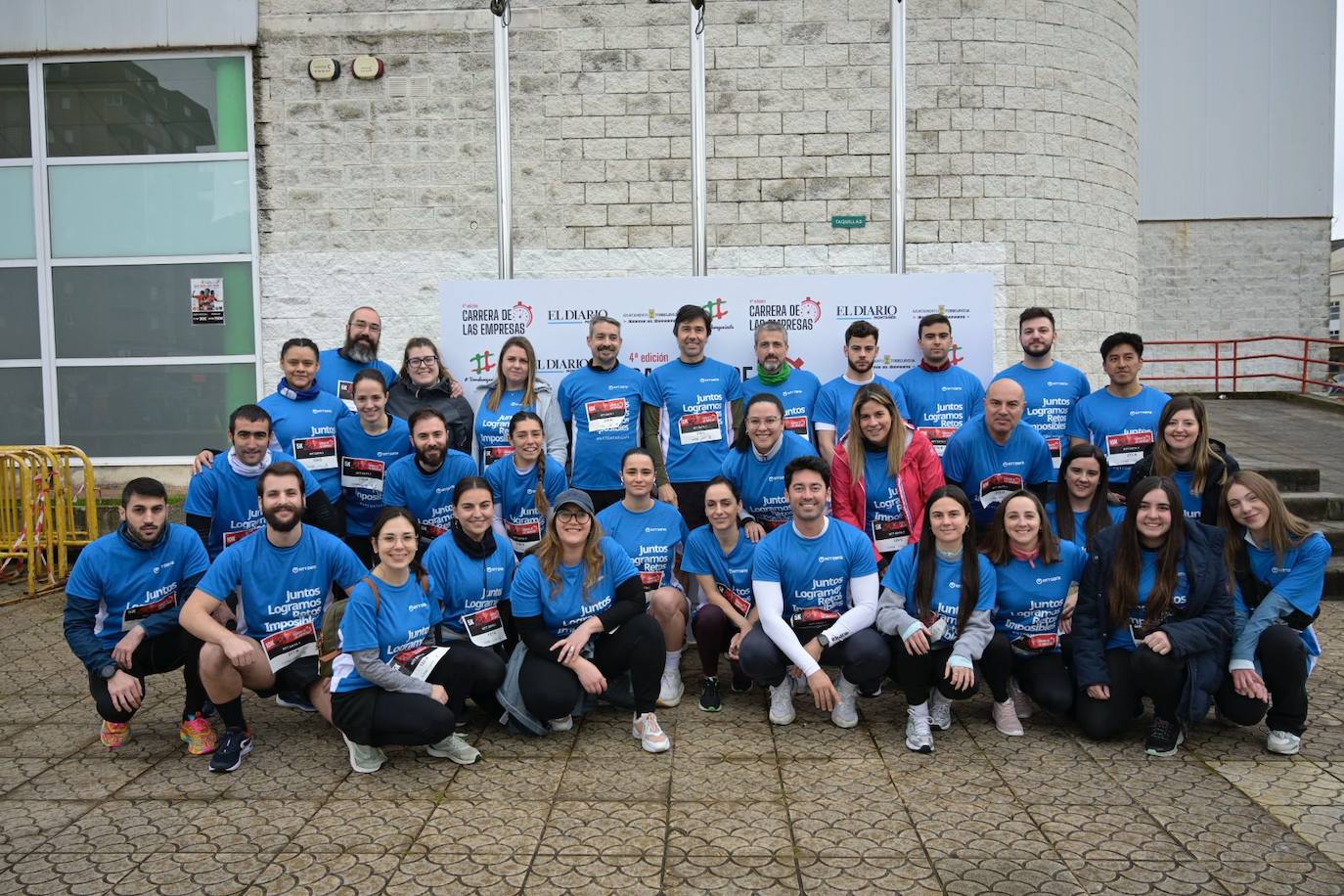 NTT batió el récord de participación con nada menos que 32 atletas. Todos ellos posan a la puerta del Vicente Trueba.