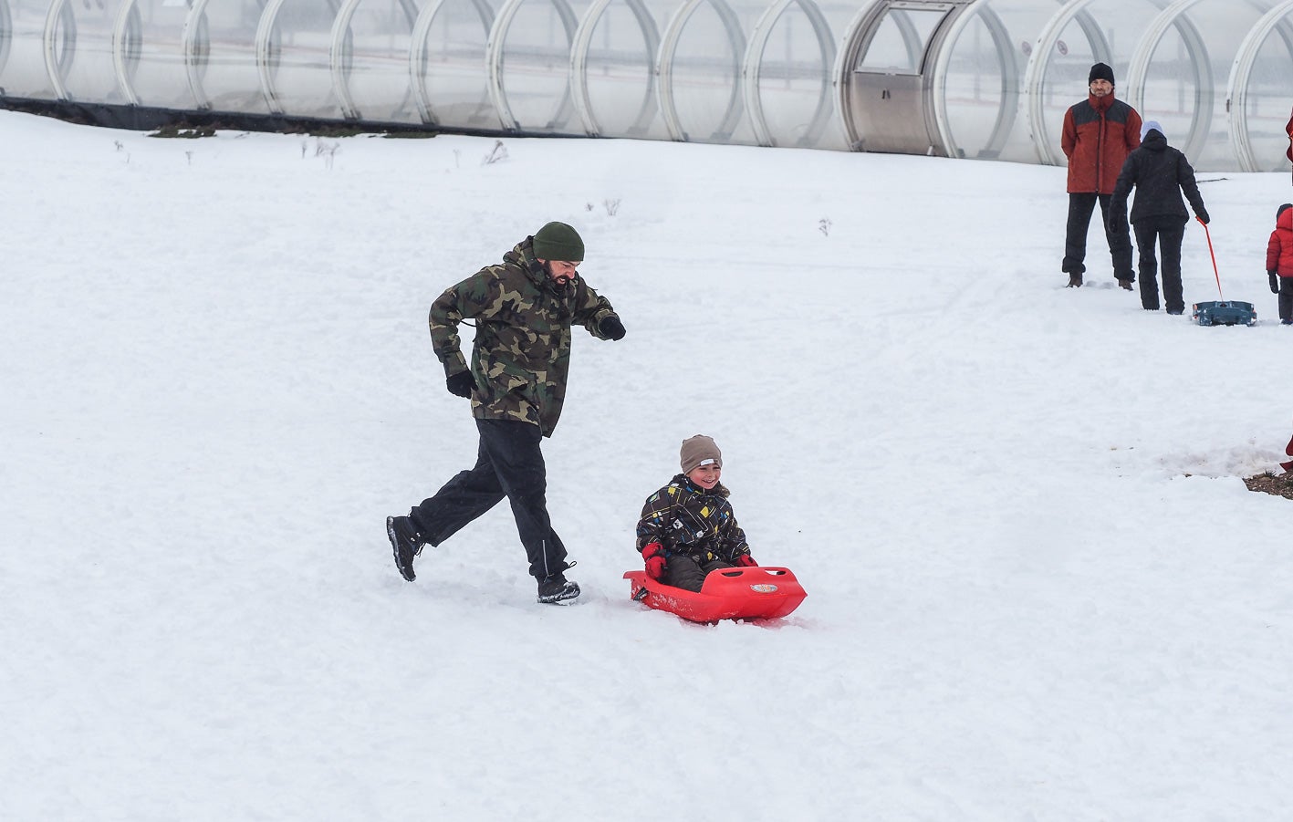 Muchas familias han subido con trineos para disfrutar de la nieve.