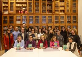 Más de una veintena de profesores de Latín y Griego de Cantabria posan en la biblioteca del IES Santa Clara de Santander.