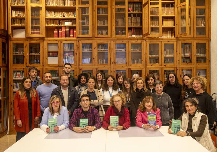 Más de una veintena de profesores de Latín y Griego de Cantabria posan en la biblioteca del IES Santa Clara de Santander.