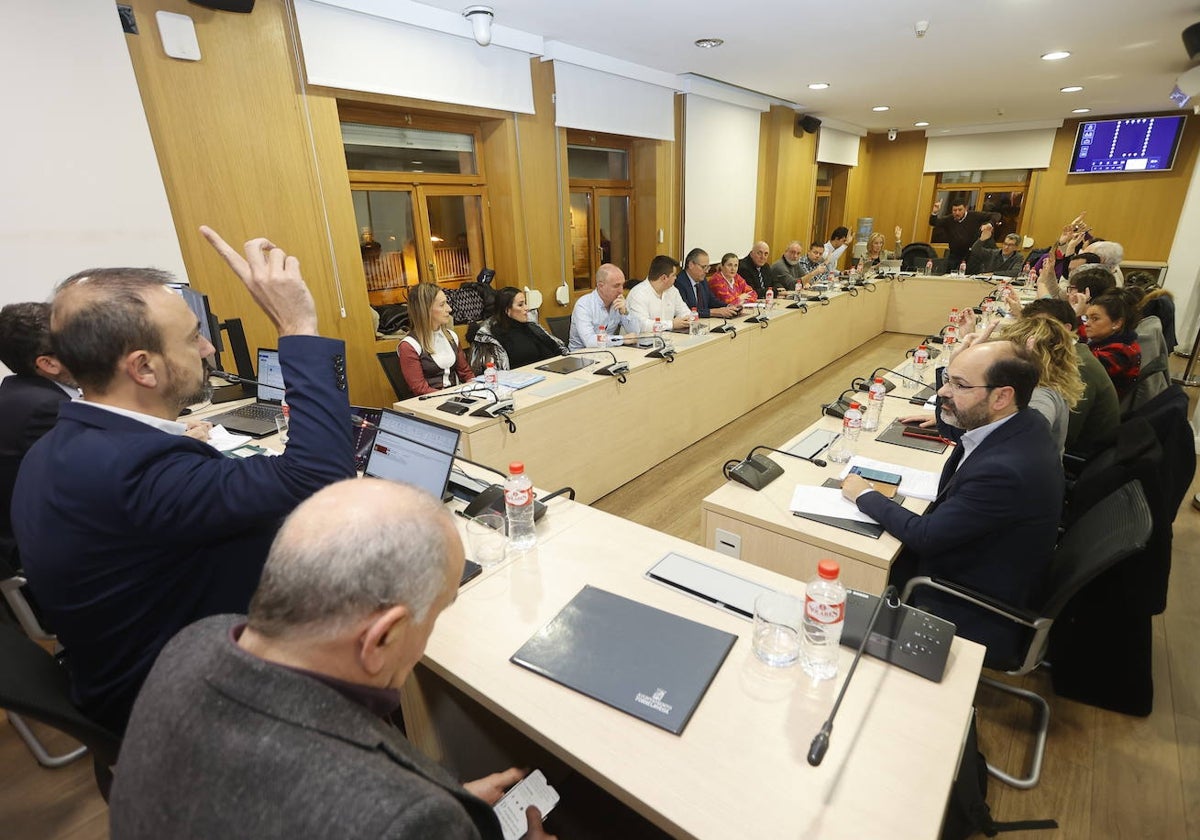 Votación de la Corporación de Torrelavega durante una reciente sesión plenaria.