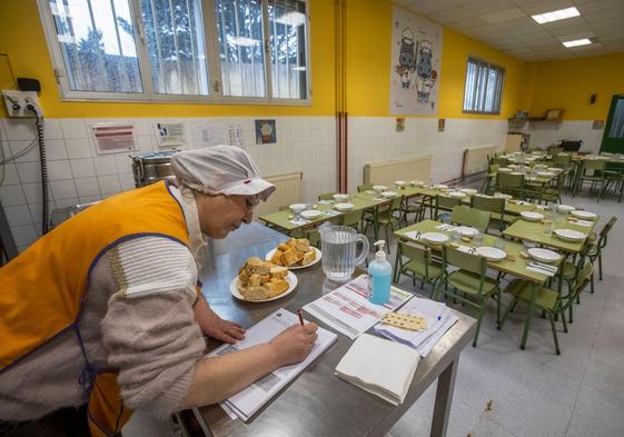 Una de las monitoras del comedor del colegio Dionisio García Barredo prepara el servicio en el primer día de la nueva empresa.