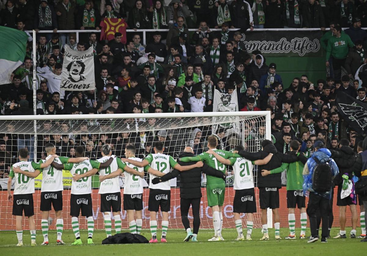 qUniónLos jugadores del Racing celebran el triunfo contra el Leganés frente a La Gradona.