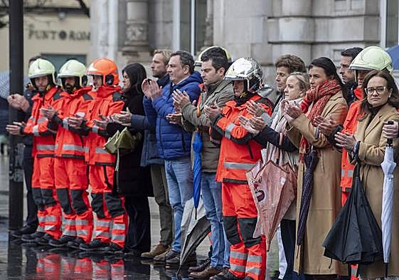 La Corporación del Ayuntamiento de Santander, la consejera de Presidencia, entre otras autoridades, y un grupo de bomberos municipales, durante el minuto de silencio por el incendio de Valencia.