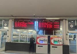 Pantallas con las cancelaciones y retrasos de esta mañana.