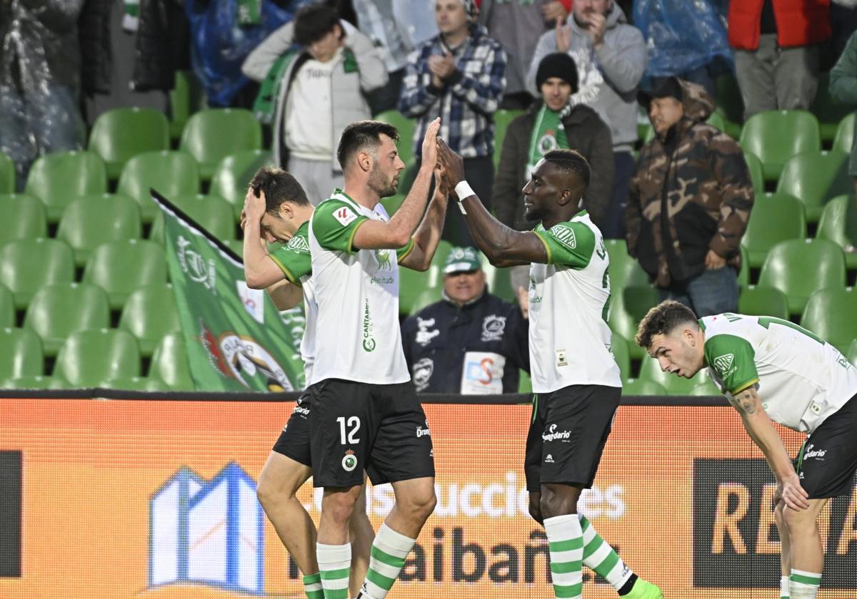 Roko Baturina y Lago Junior, con Saúl García y Juan Bandera al fondo, celebran el triunfo racinguista ante el Leganés.