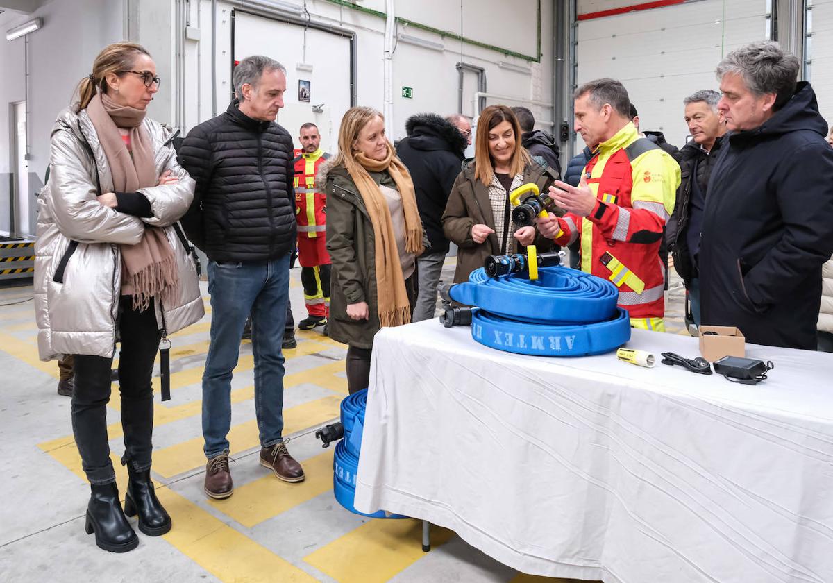 Mónica Escobedo, Samuel Ruiz, Isabel Urrutia, María José Sáenz de Buruaga, un miembro de cuerpo de Bomberos del Ejecutivo y José Luis López conversan durante el acto.